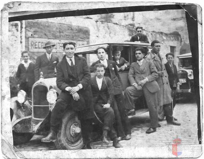 Grupo de amigos retratados con un coche antiguo. La Puebla de Alfindén